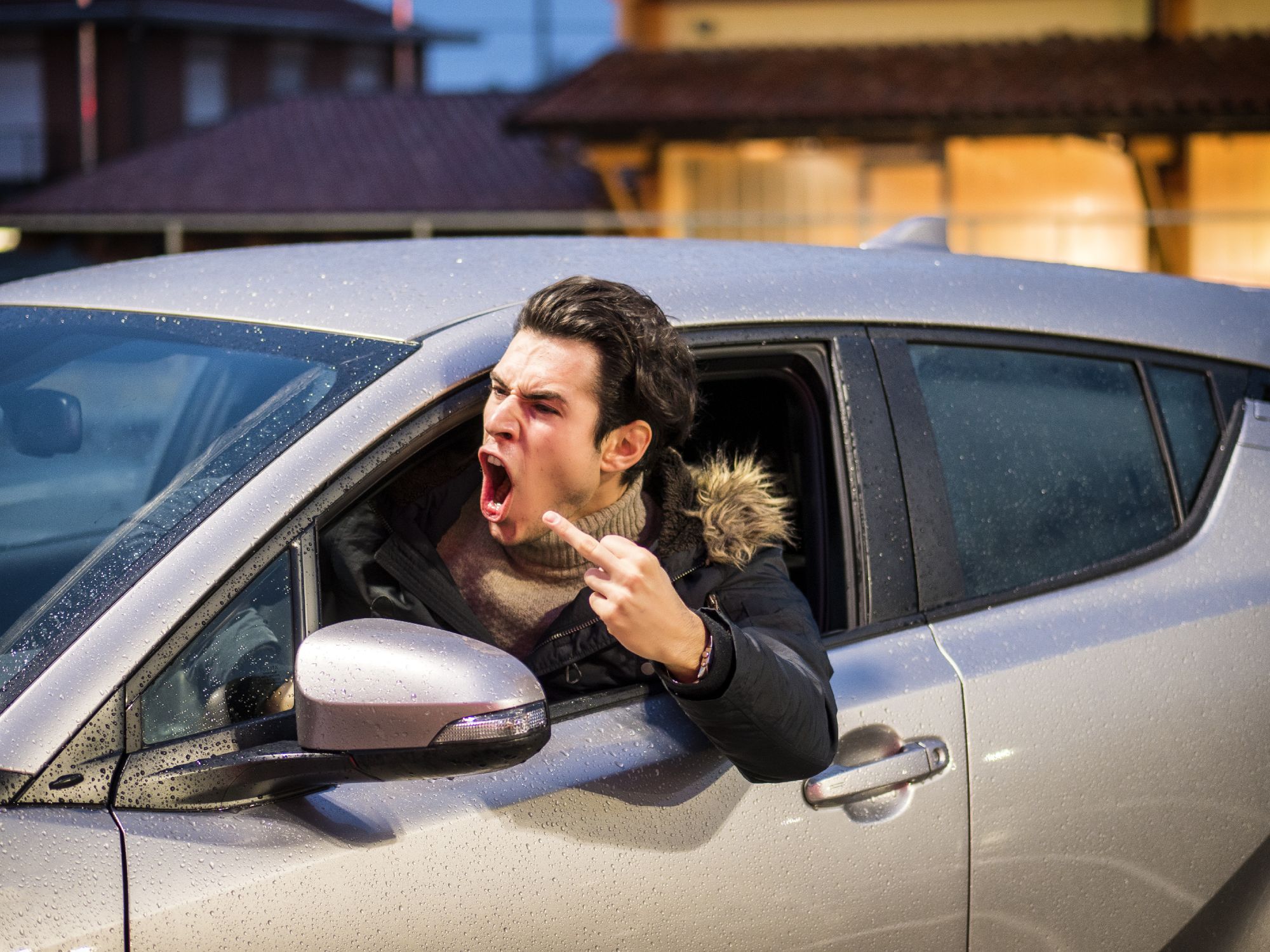 Aufgebrachter Fahrer am Steuer